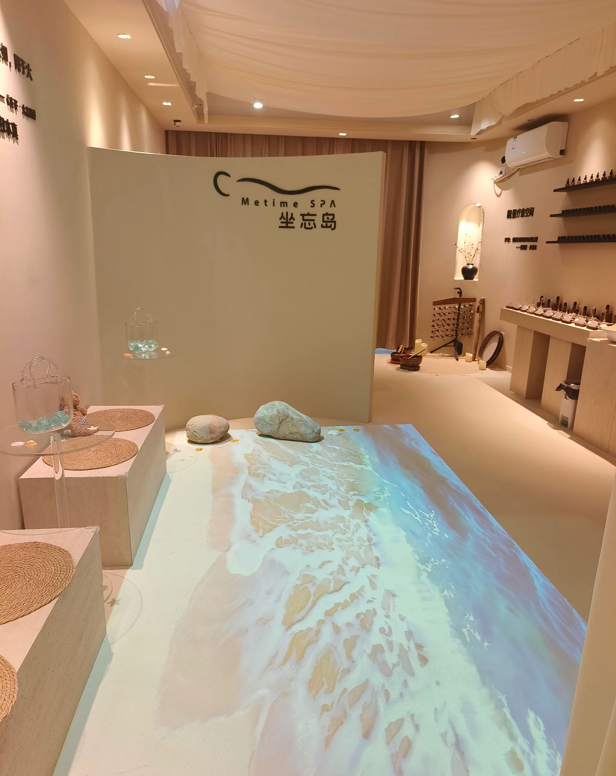 Environmental projection in the Guangzhou fragrance experience room