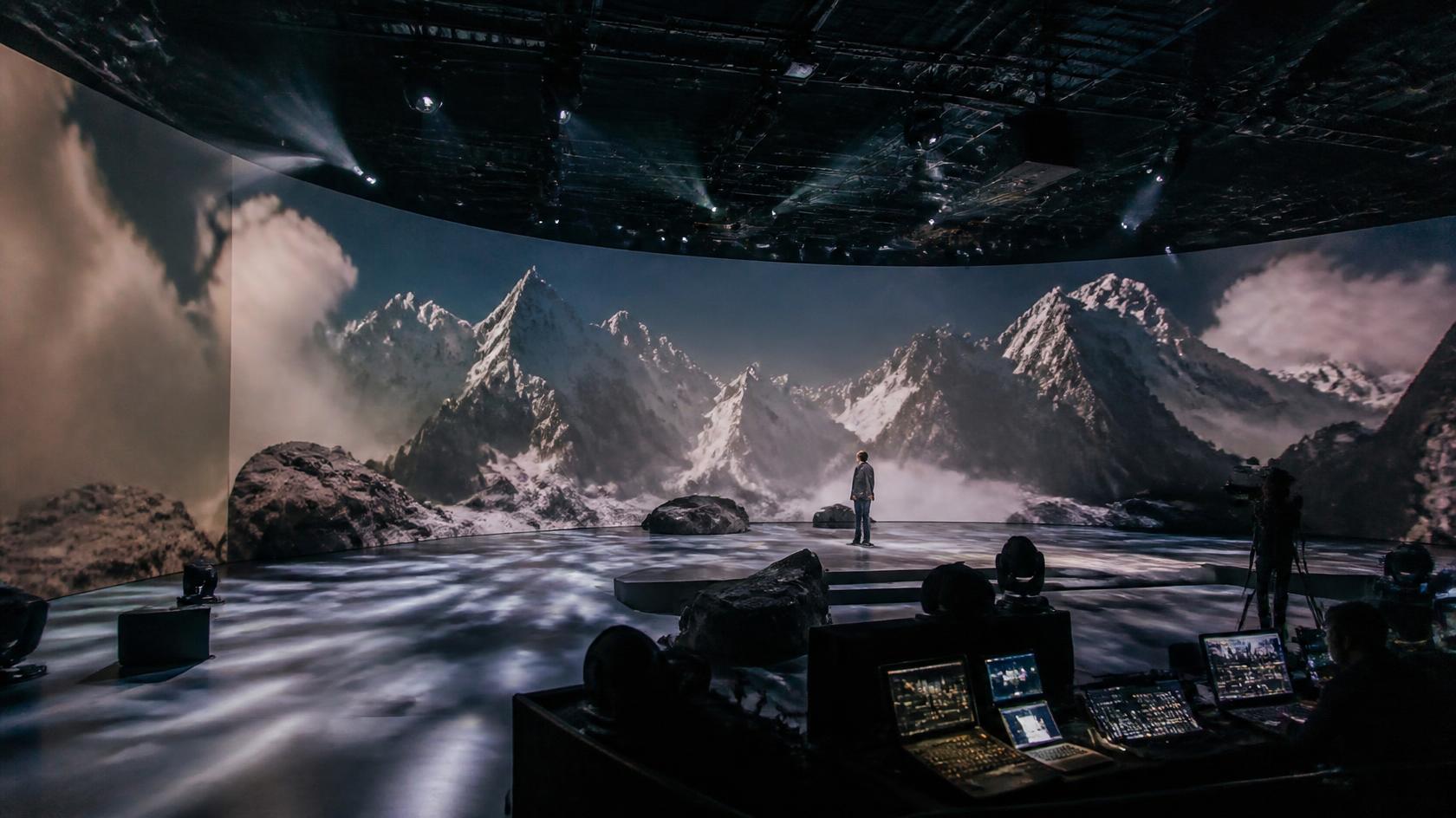 Large-scale stage projection for a live performance